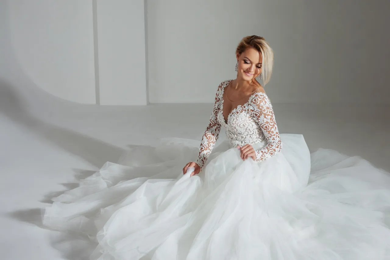 Panna Młoda mierząca suknie ślubne w salonie