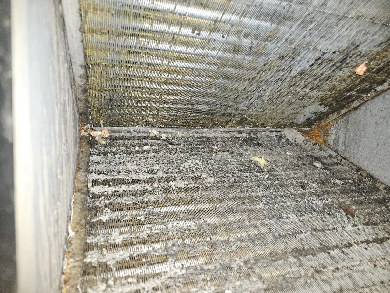 skorodowany brudny parownik klimatyzacji