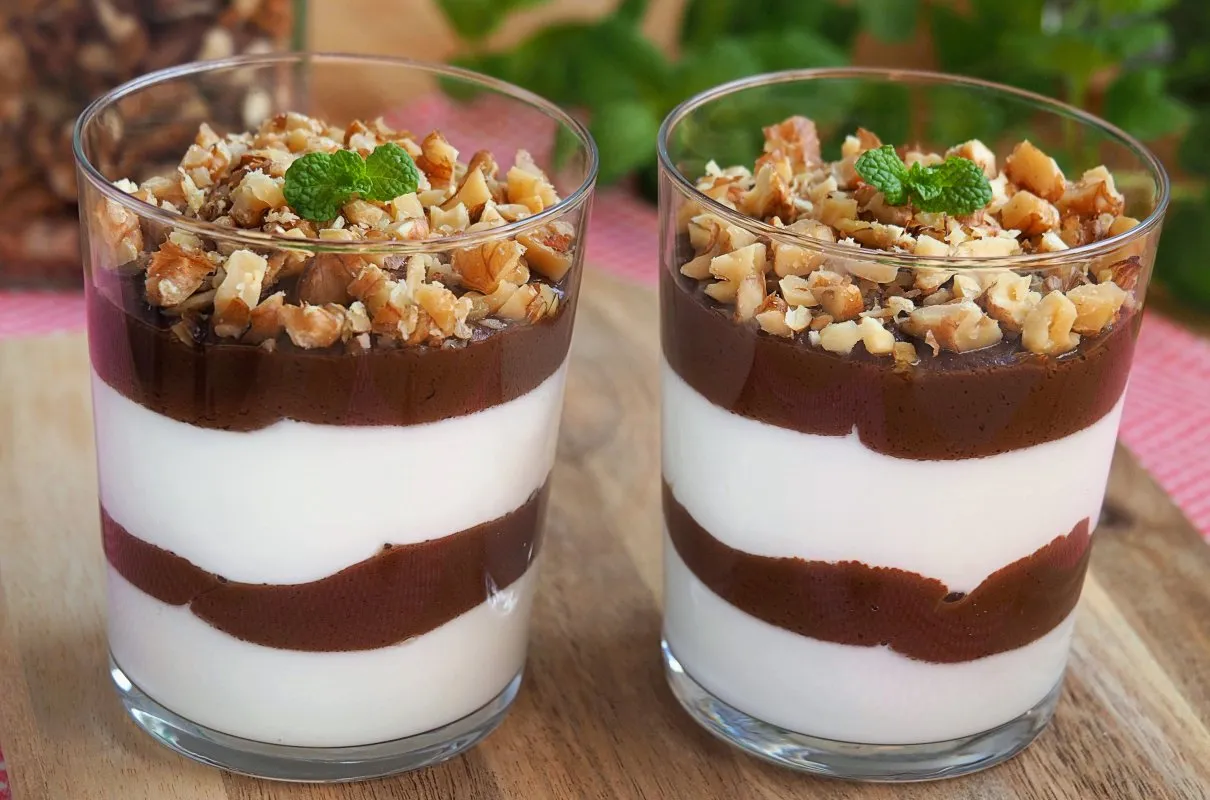 składniki na deser jogurtowy kakao