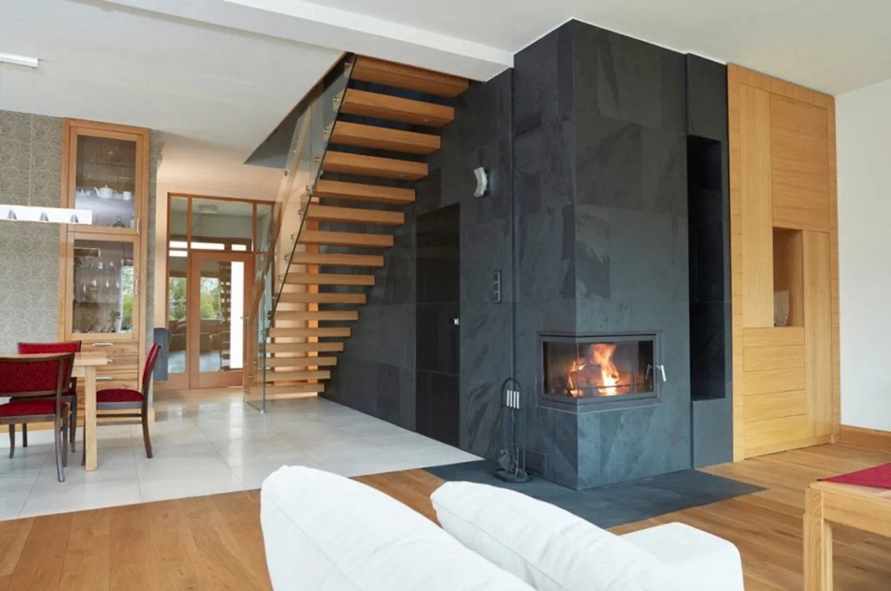 Nowoczesny kominek w salonie