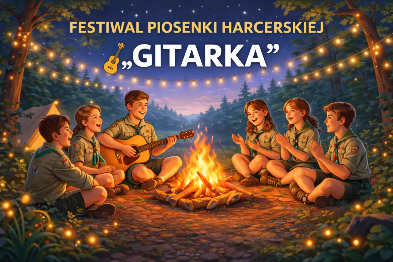 Harcerze przy ognisku śpiewają, a jeden gra na gitarze. W tle namiot i festiwalowe światła. Tekst piosenki jak dobrze nam zdobywać góry.