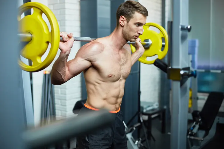 mężczyzna zniechęcony na siłowni