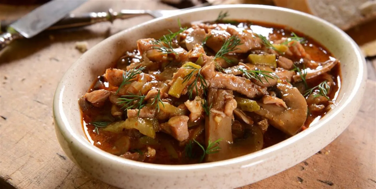 Pyszny strogonow z pieczarkami i papryką, idealnie doprawiony, podany z koperkiem.