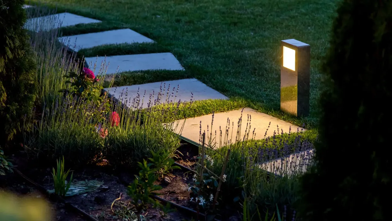 Oświetlenie i nawierzchnie w ogrodzie frontowym