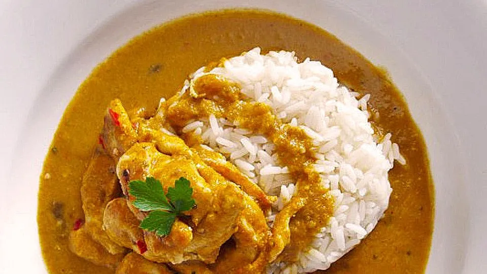 Teller mit H&auml;hnchen-Curry und Reis