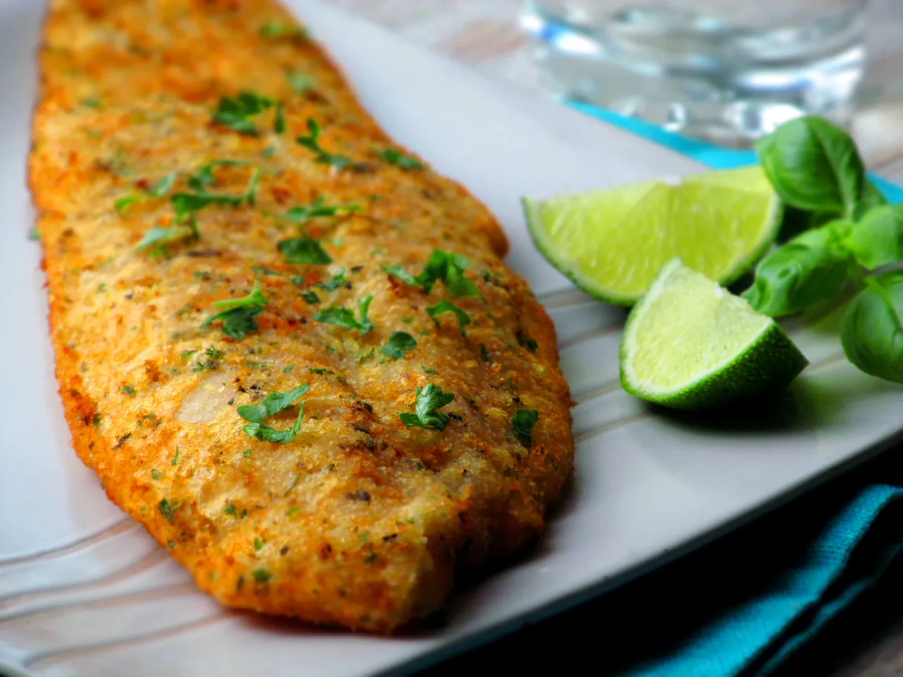 ryba smażąca się na patelni, z chrupiącą skórką