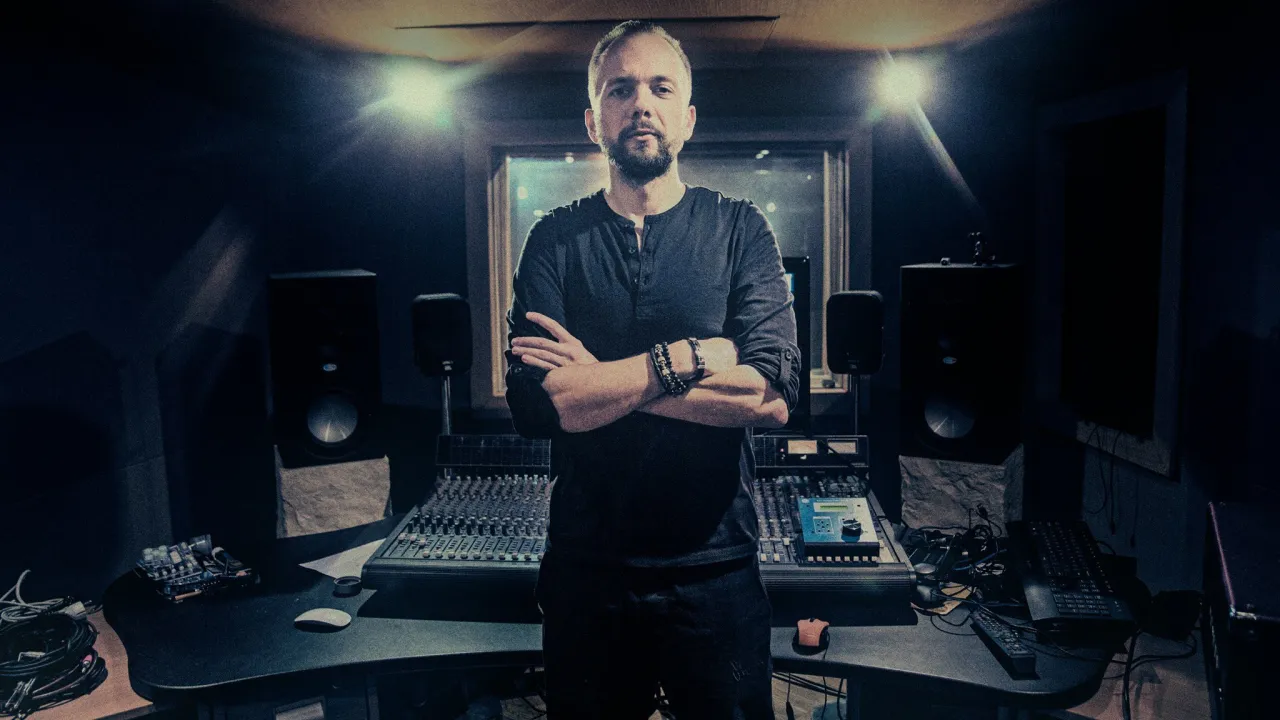 DJ tworzący muzykę w studio