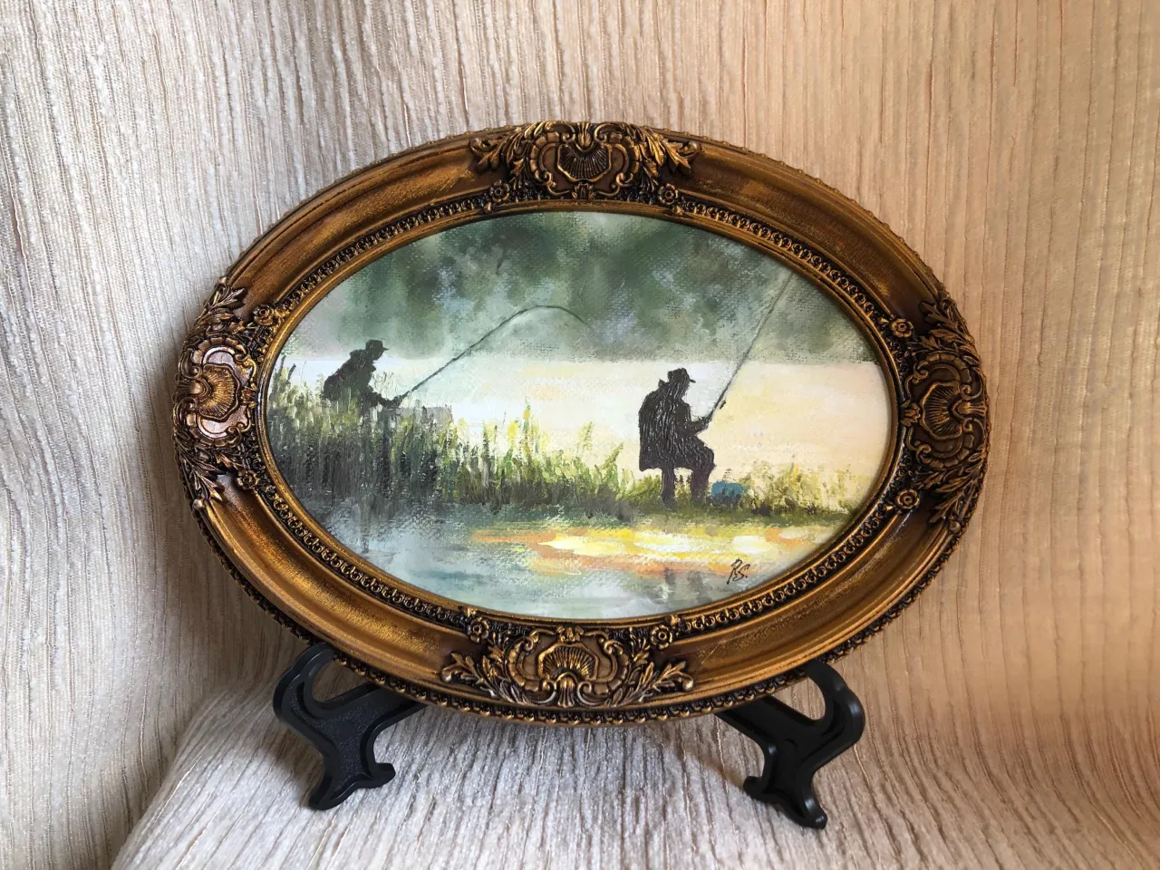 Wędkarz pakujący sprzęt nad jeziorem o wschodzie słońca