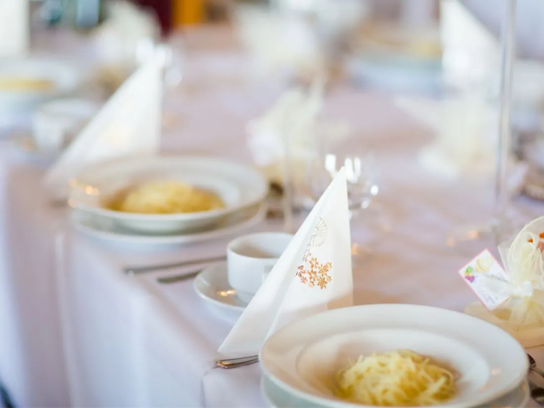 Talerzyk w restauracji na przyjęciu komunijnym