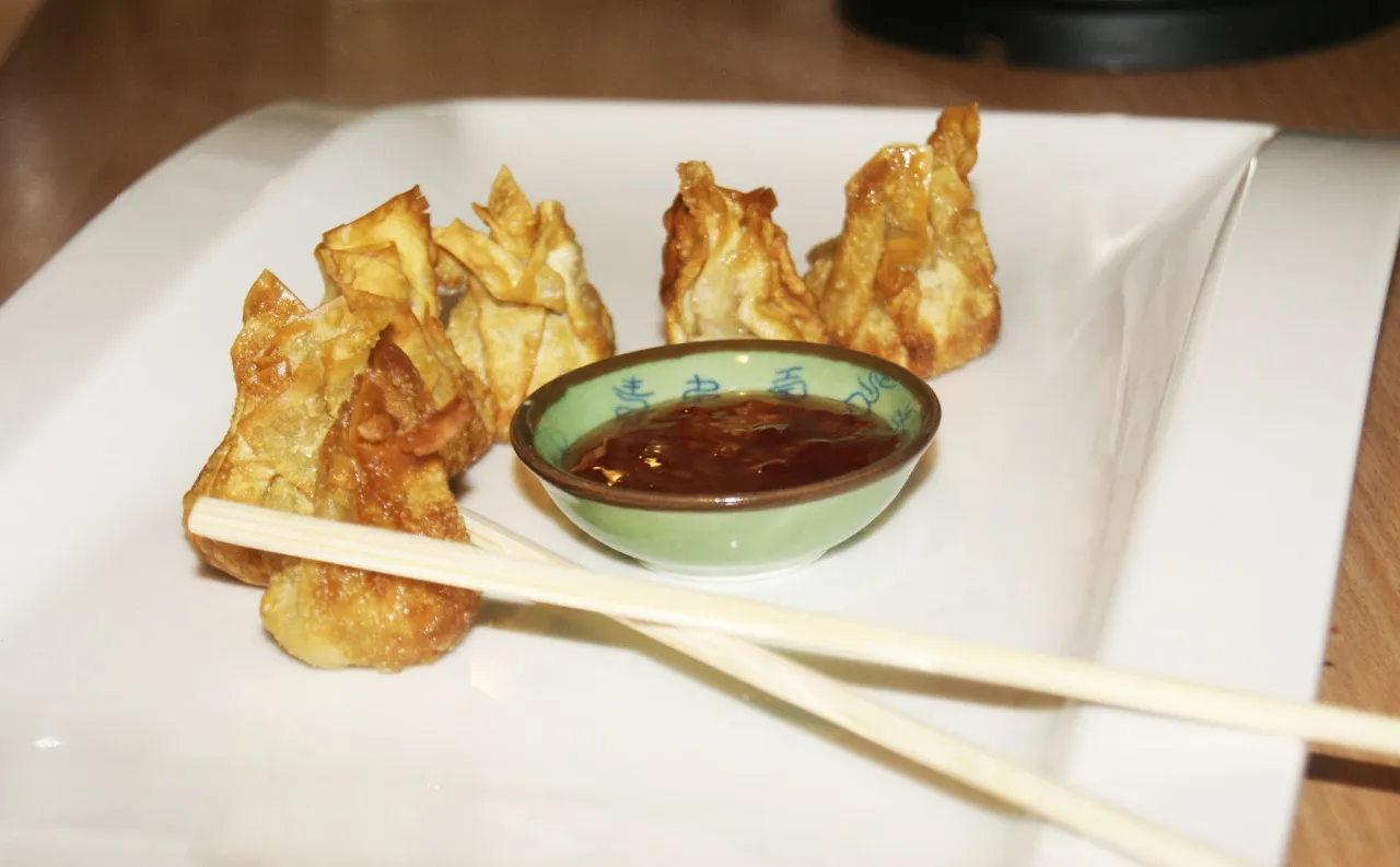 Smażone wontony z sosem