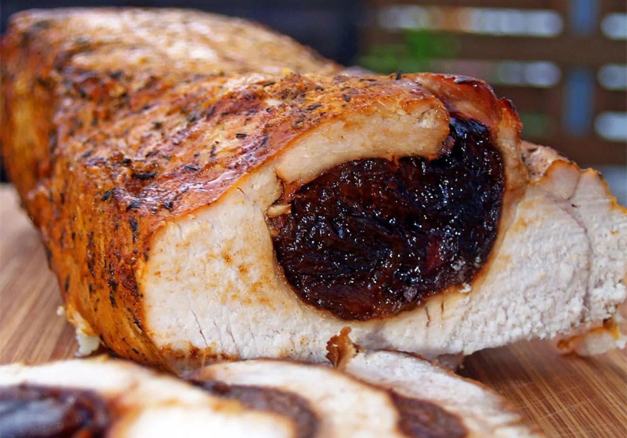 Schab faszerowany śliwkami to świetny pomysł na obiad. Pieczony, soczysty schab z aromatycznym, ciemnym nadzieniem.