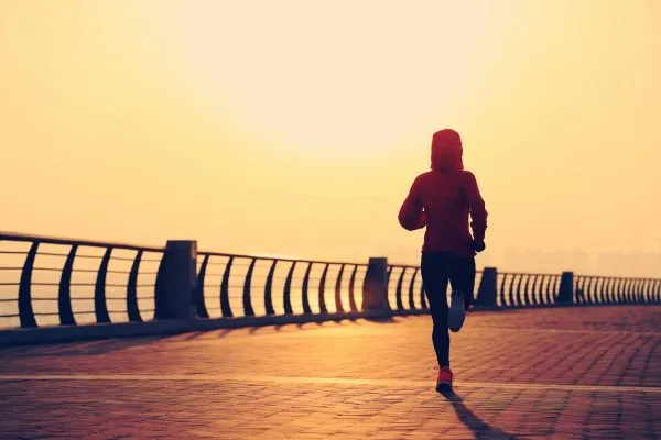 Osoba biegnąca rano na czczo