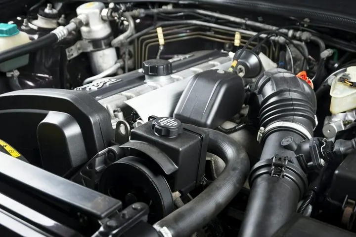 objawy spalania stukowego w silniku, metaliczne stukanie silnika