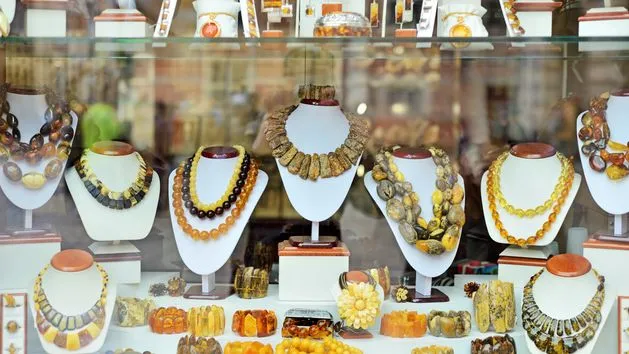 Pamiątki z Ahlbeck: bursztynowa biżuteria i marynistyczne dekoracje