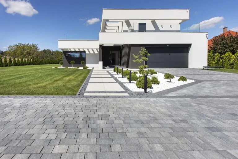 szeroki podjazd z kostki jeden samochód