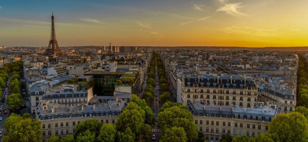 Widok na Paryż z Wieżą Eiffla w tle. Miasto tętni życiem, a pytanie 