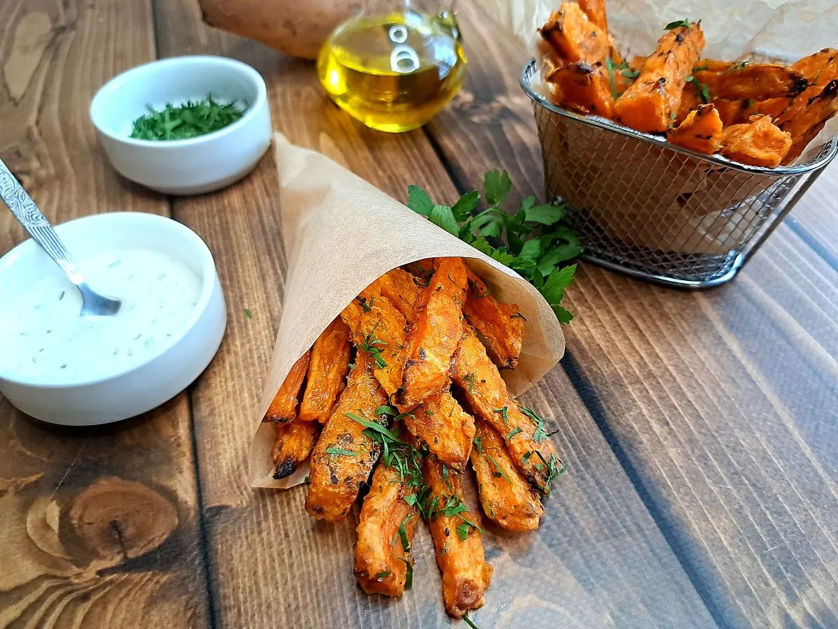 frytki z batatów z różnymi sosami