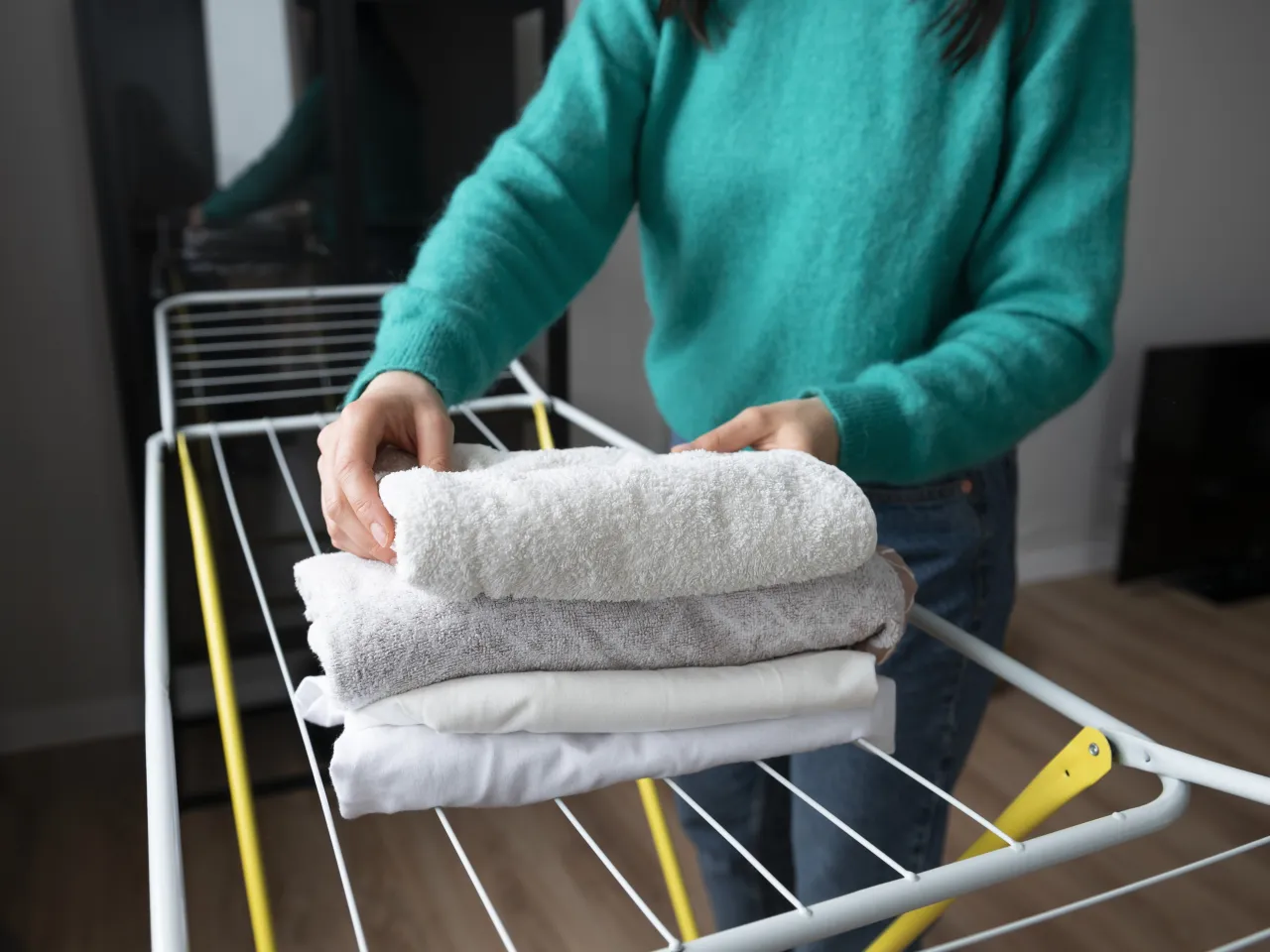 przygotowanie swetra do prania siatka guziki