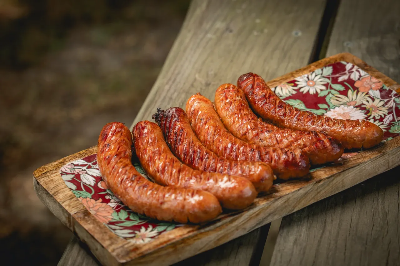 grillowana kiełbasa na ruszcie