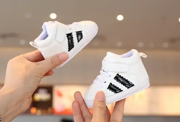 Dziecko w za małych ubrankach i butach