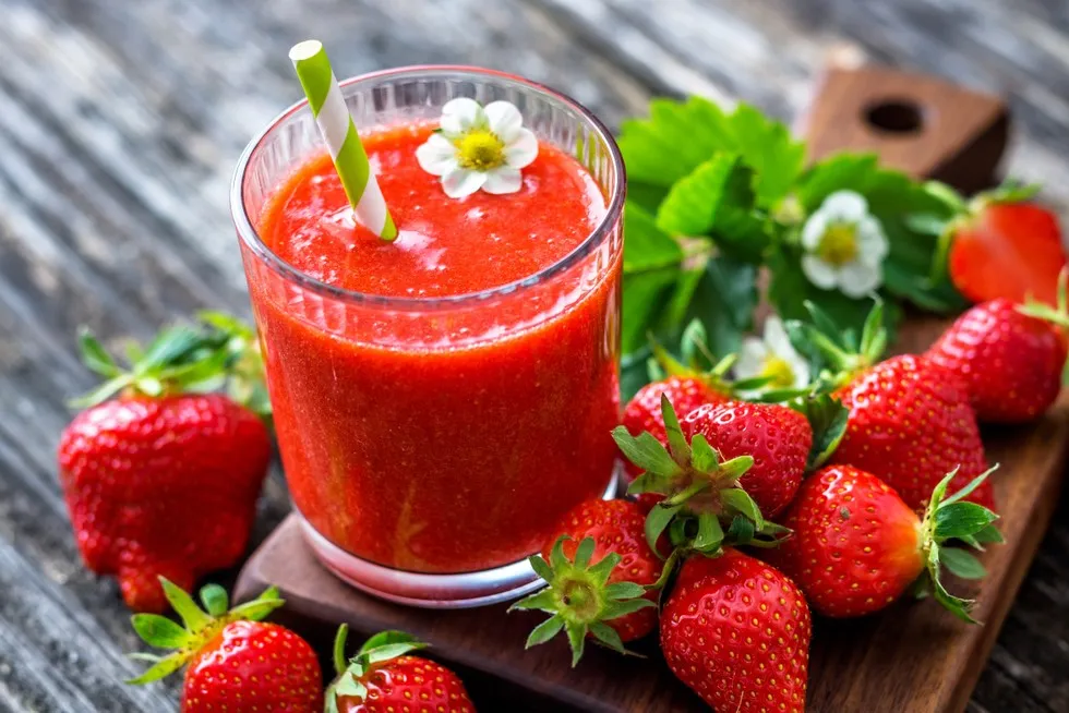 Warianty koktajli truskawkowych z różnymi owocami i dodatkami