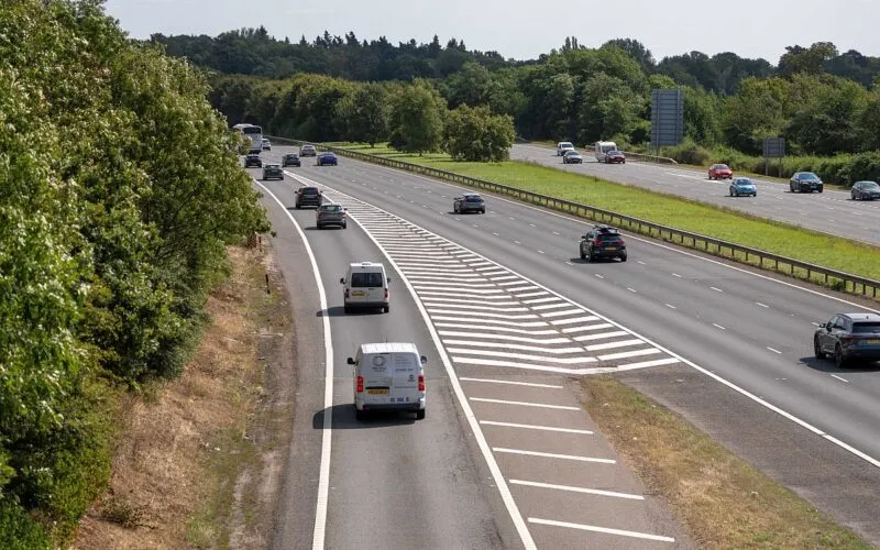 samochód w mieście vs samochód na autostradzie