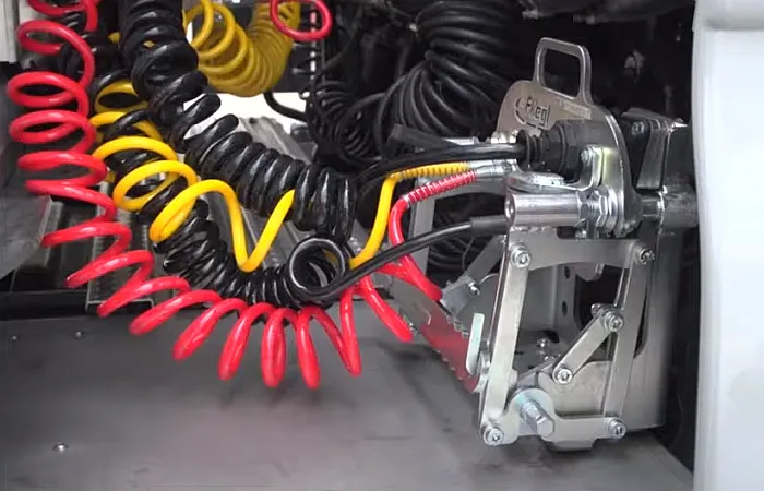 Rodzaje przewodów łączących ciągnik siodłowy z naczepą