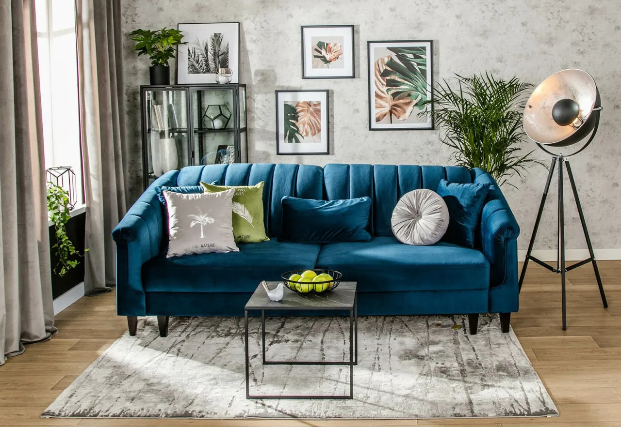 Trendy dywanowe 2026 granatowa kanapa