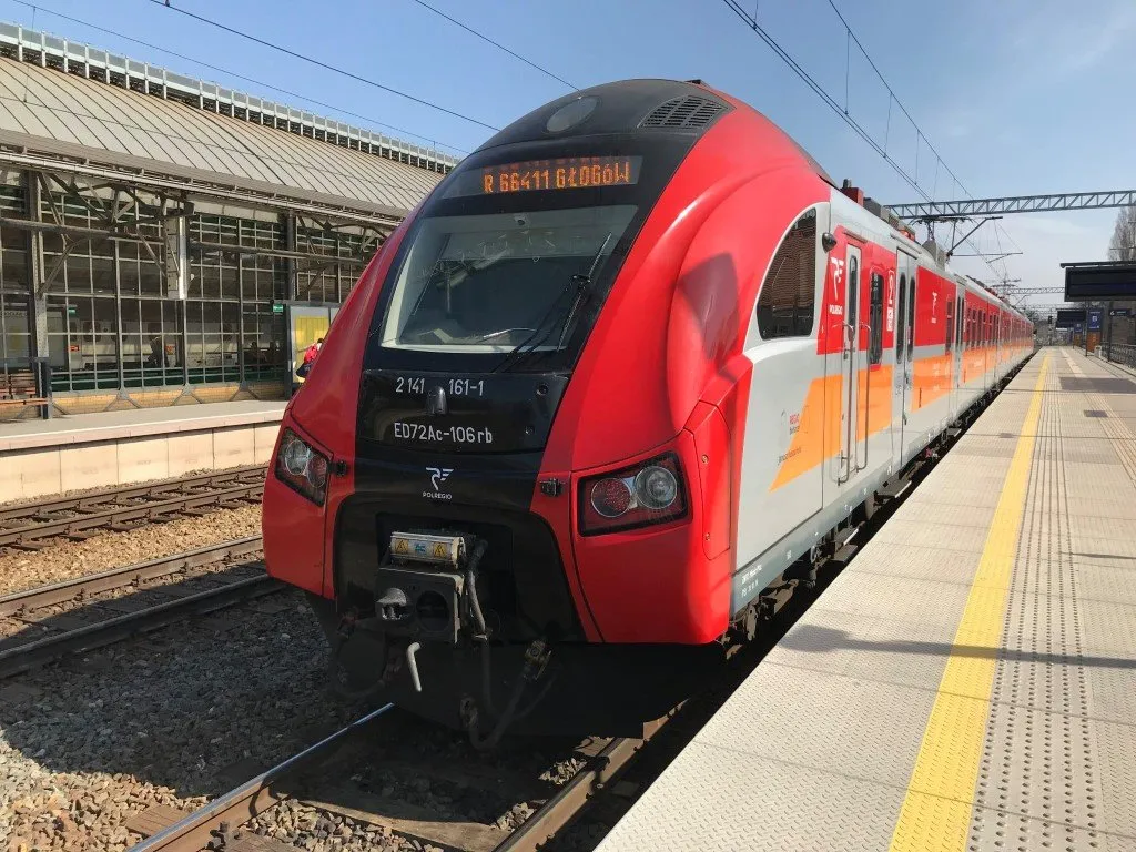 nowoczesny pociąg POLREGIO w ruchu