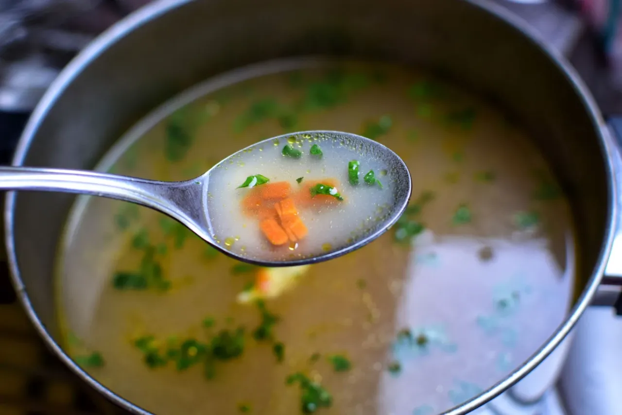 Mętny wegański rosół w garnku