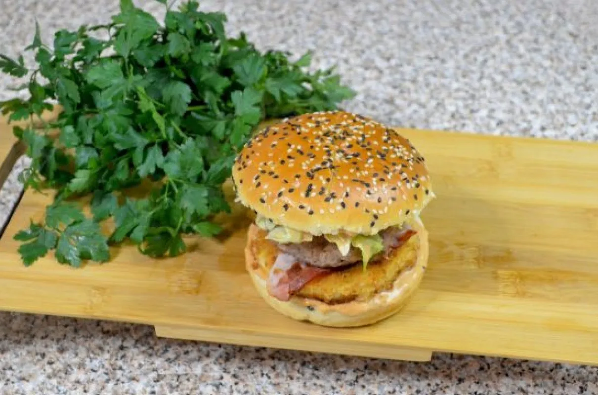 Pyszny burger drwala z chrupiącym kotletem i boczkiem. Jaki ser do burgera drwala? Może cheddar lub gouda?