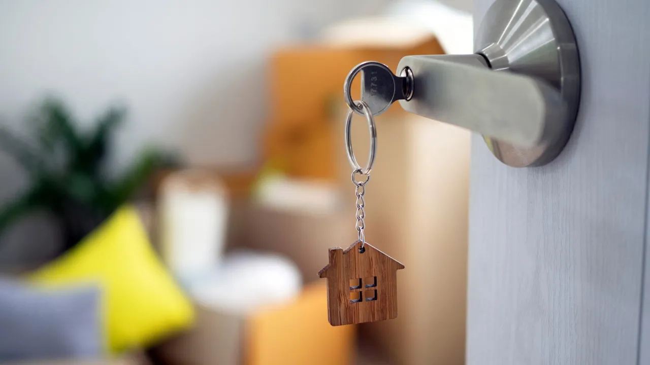 Wizualizacja nowoczesnego mieszkania, klucze do mieszkania, szczęśliwa para w nowym mieszkaniu