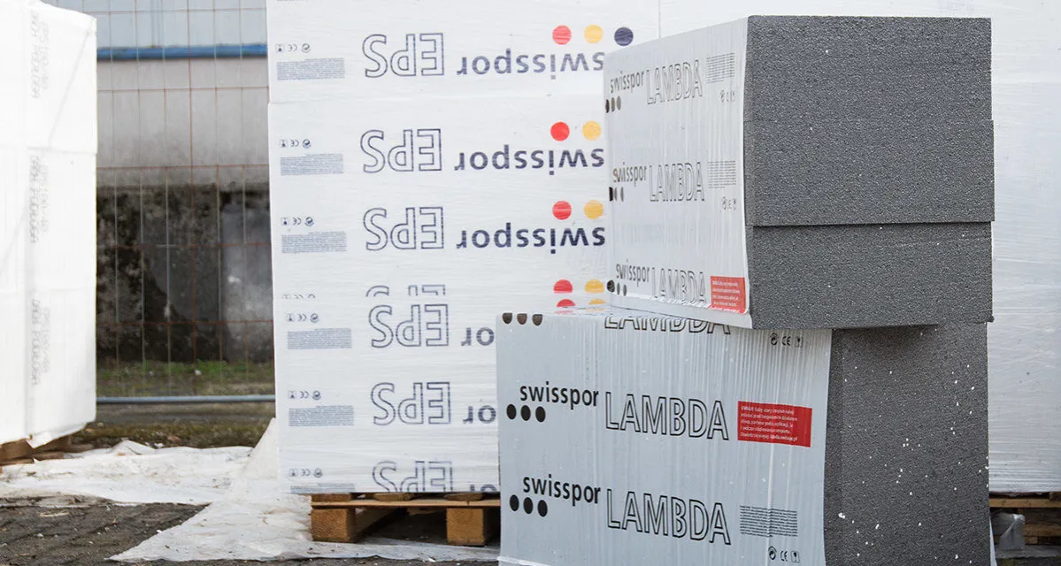 różne rodzaje materiałów do ocieplenia elewacji (styropian biały, grafitowy, wełna mineralna)