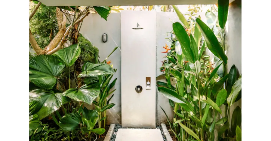 prysznic solarny vs DIY vs kabina ogrodowa