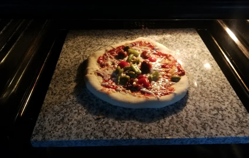 pizza na kamieniu szamotowym