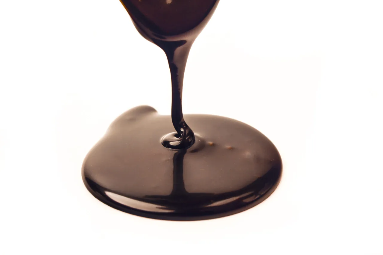 Gęsta polewa czekoladowa spływa, tworząc błyszczącą kałużę. Zastanawiasz się, dlaczego polewa czekoladowa się rozwarstwia?