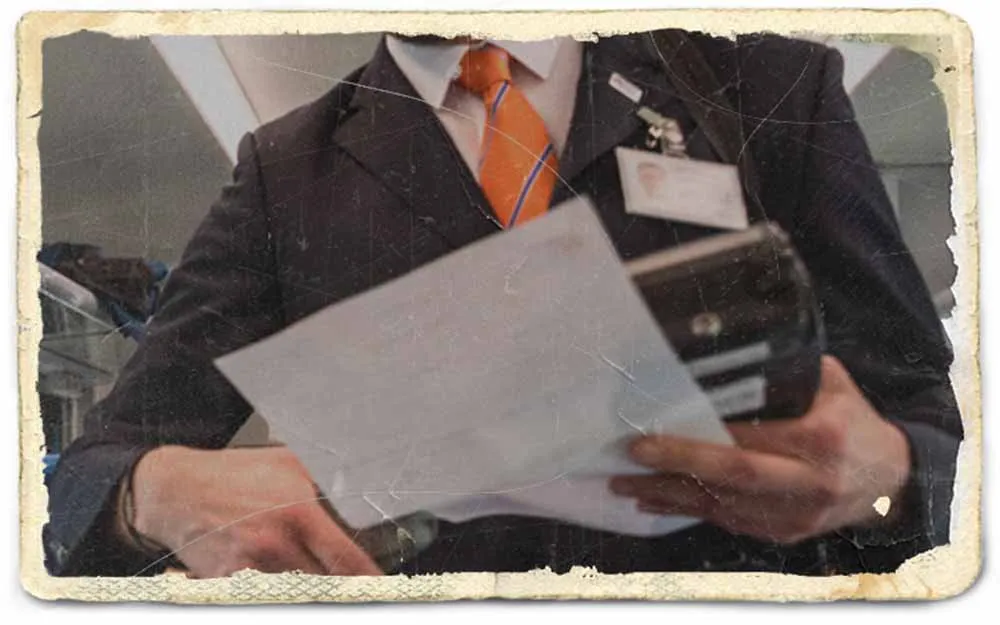 konduktor PKP Intercity sprzedaje bilet