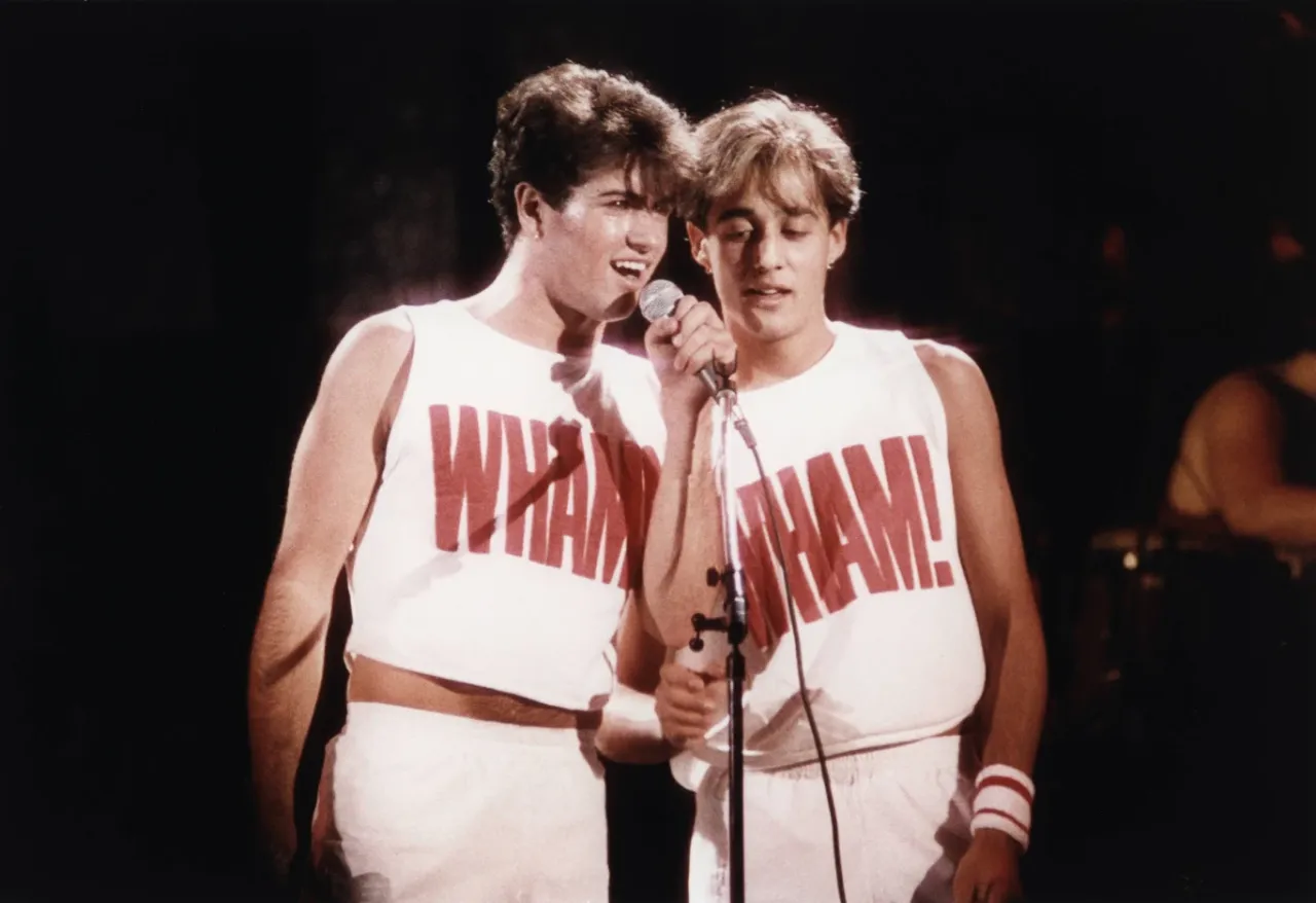 George Michael i Andrew Ridgeley z Wham! śpiewają 