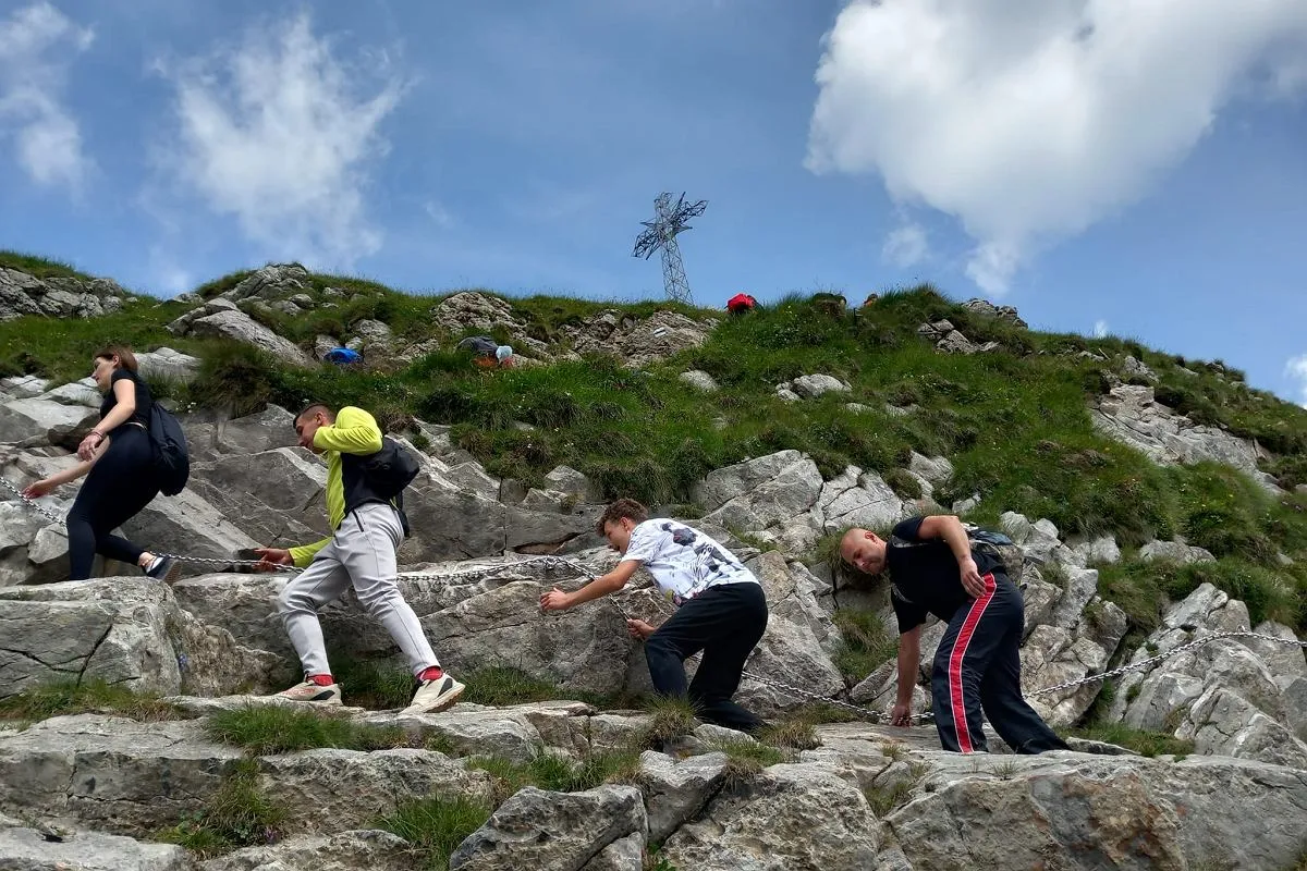 Turyści na szlaku z łańcuchami na Giewont