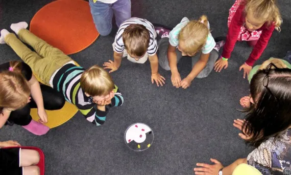 dzieci bawiące się w grupie, zabawy integracyjne w szkole