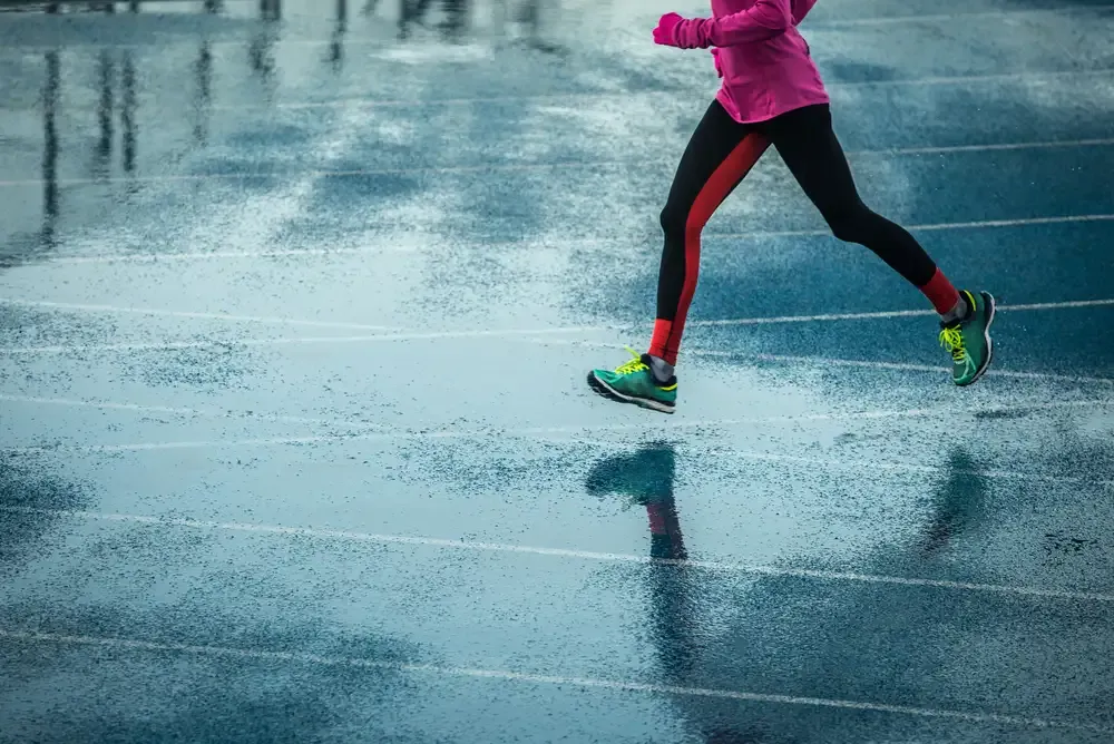 biegacz w deszczu str&oacute;j warstwowy