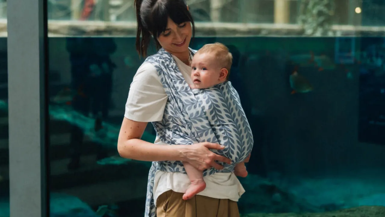 rodzic tulący niemowlę chusta