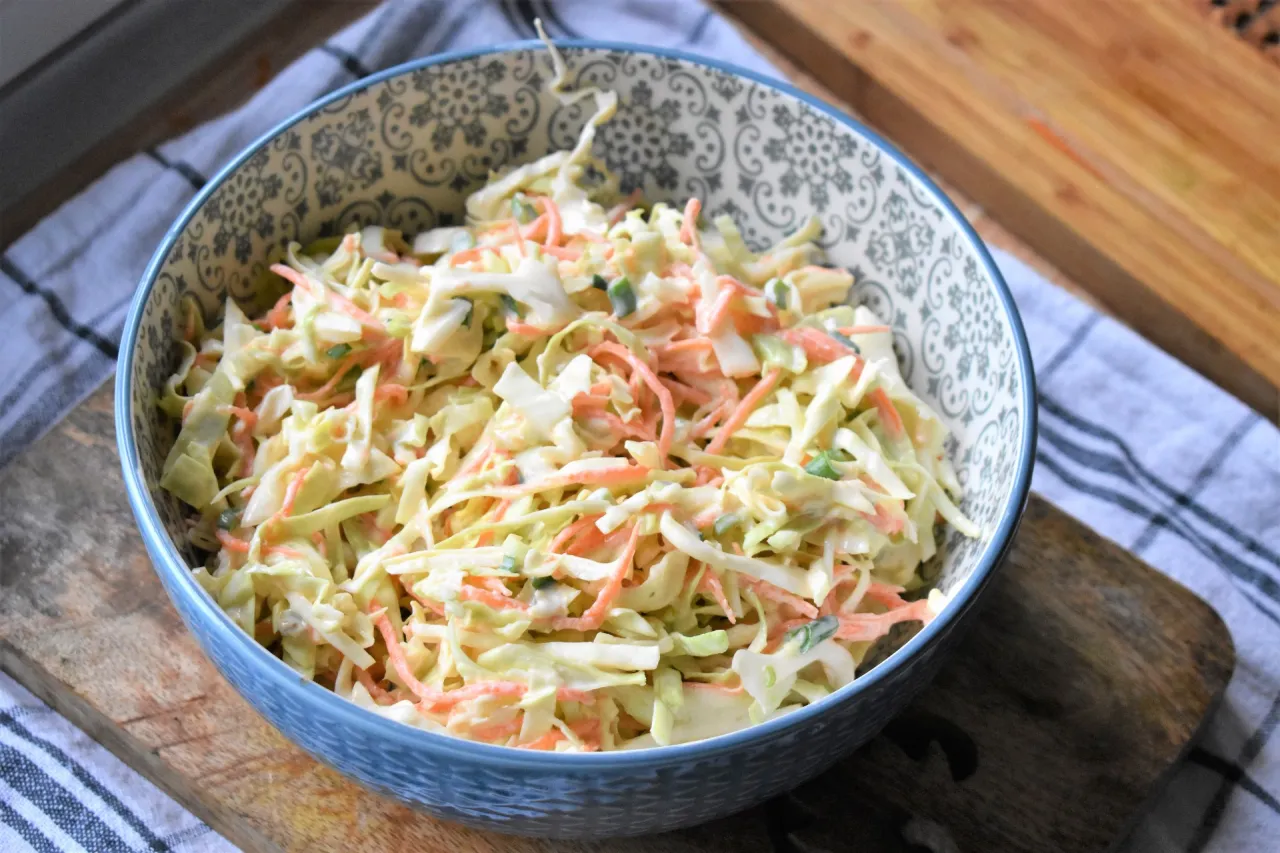 sur&oacute;wka z białej kapusty bez majonezu i coleslaw