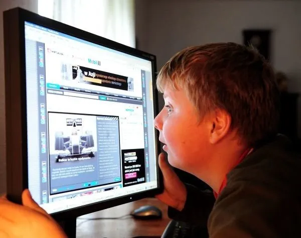 Młody spedytor przy komputerze