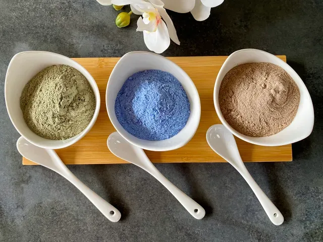 różne kolory glinek kosmetycznych w miseczkach