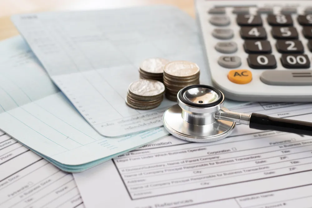 Zdjęcie L4 na umowie zlecenia: Kto płaci? ZUS, ale poznaj warunki!