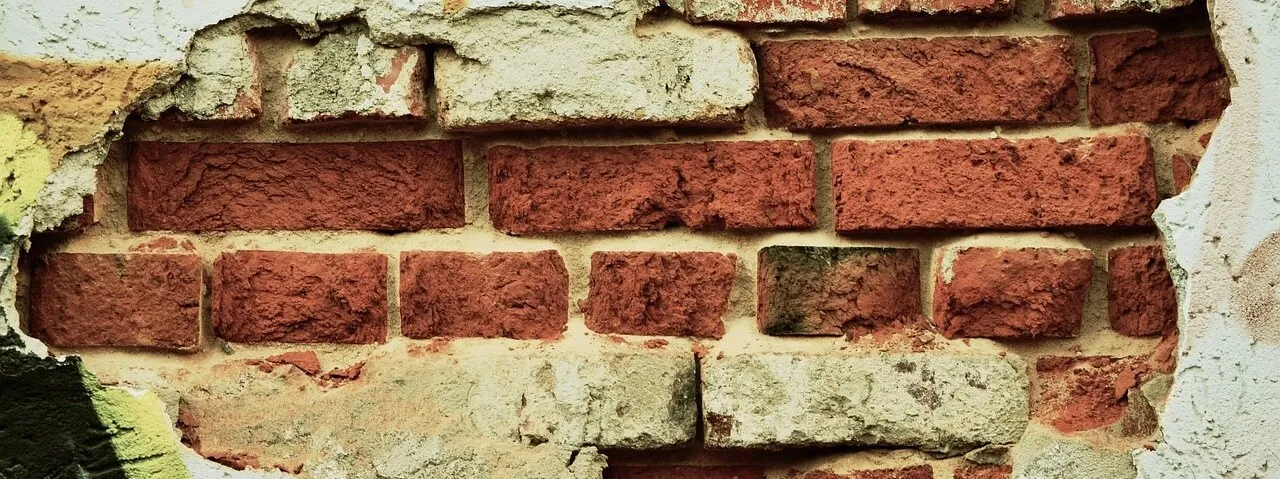 Zdjęcie Pęknięta rura w ścianie: 7 kroków skutecznej naprawy domowej