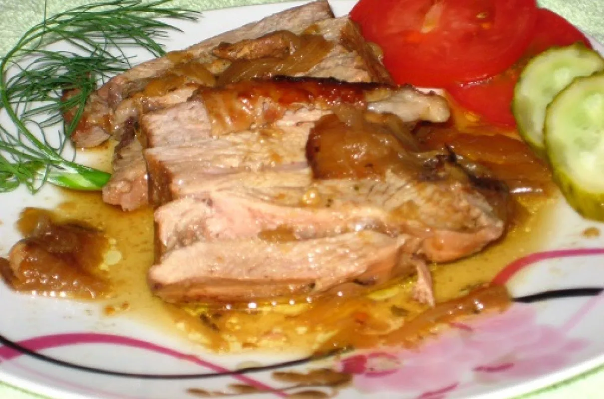 Pieczony udziec z indyka z warzywami i sosem