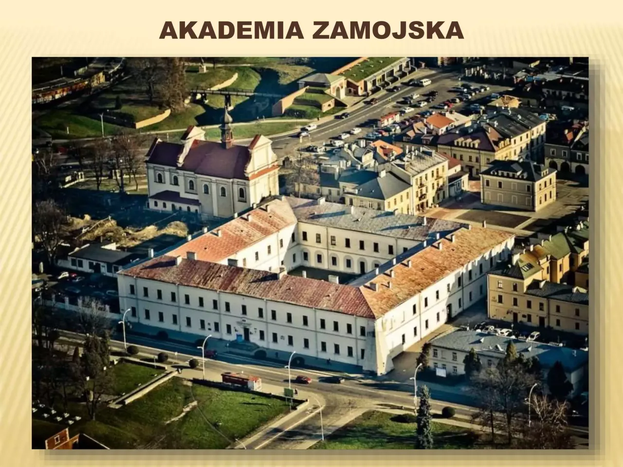Akademia Zamojska, gdzie młodzieży chowanie to nauka i rozw&oacute;j. Widok z lotu ptaka na zabytkowe budynki i dziedziniec.