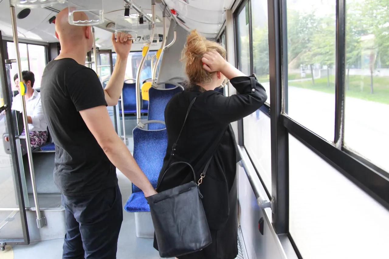 kieszonkowcy w tłumie, kradzież torebki